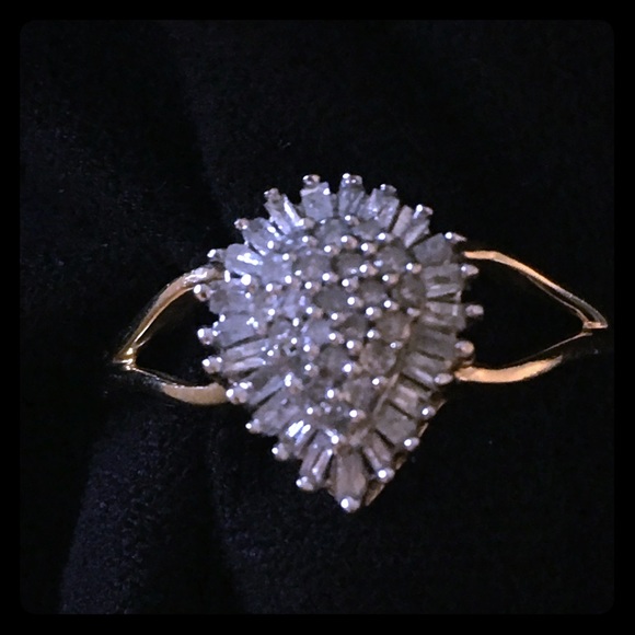 Jewelry - 🎉Sale 10KT Yellow Gold Diamond Ring Size: 7